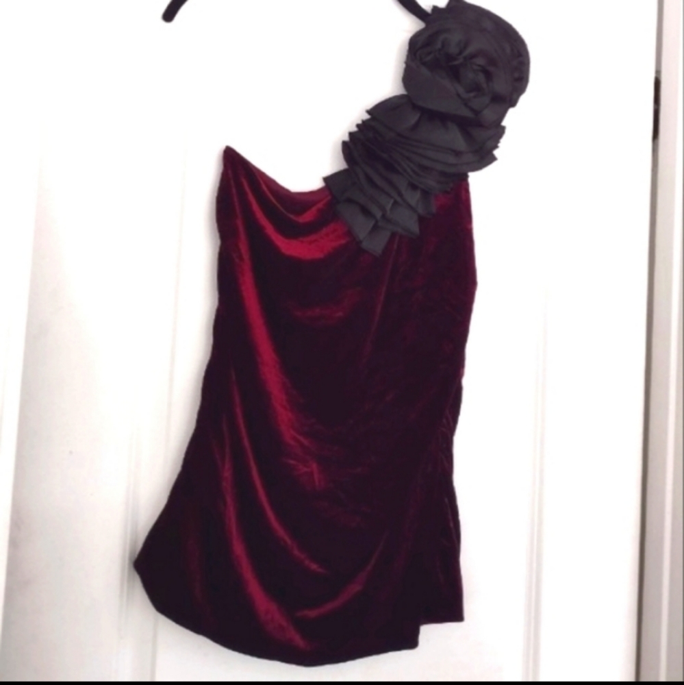 🆕 - Burgendy Velvet Top with One Shoulder Floral black Ruffled Design.